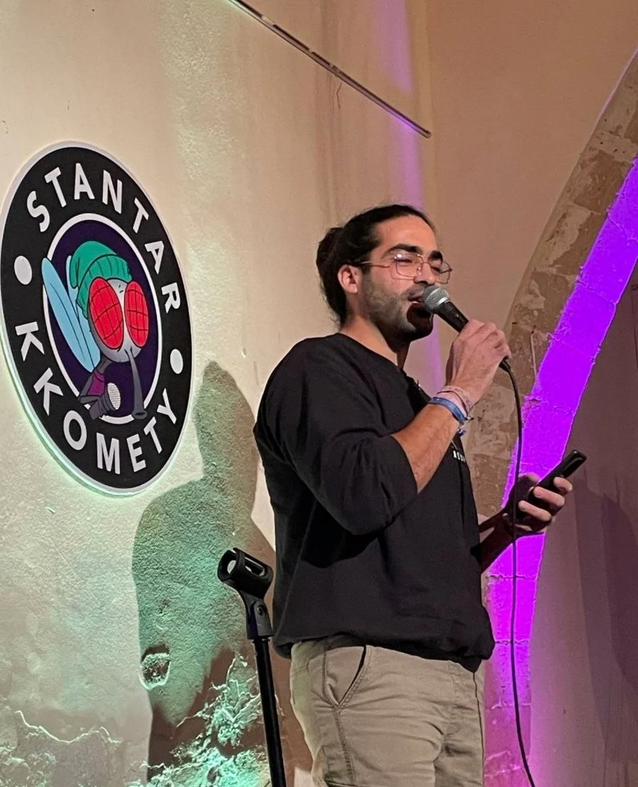 Harambe performing stand-up on a Stantar Kkomety stage