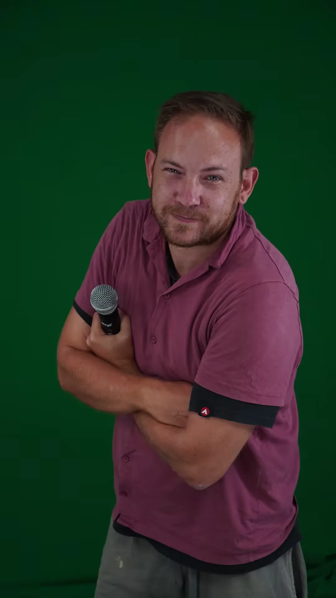 Fabian Vansant holding a microphone against a green backdrop